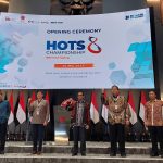 Direksi dan komisaris PT Mirae Asset Sekuritas Indonesia bersama komisaris dan direksi PT Bursa Efek Indonesia dalam Grand Launching HOTS Championship Season 8 di Main Hall IDX