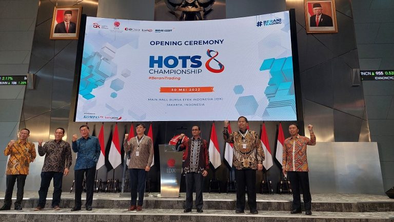 Direksi dan komisaris PT Mirae Asset Sekuritas Indonesia bersama komisaris dan direksi PT Bursa Efek Indonesia dalam Grand Launching HOTS Championship Season 8 di Main Hall IDX